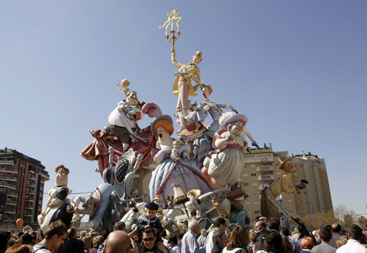 La falla guanyadora del concurs d’aquest any 2012, titulada ’... amb el que hem estat’, a càrrec de la comissió Nou Campanar. La falla guanyadora del concurs d’aquest any 2012, titulada ’... amb el que hem estat’, a càrrec de la comissió Nou Campanar.