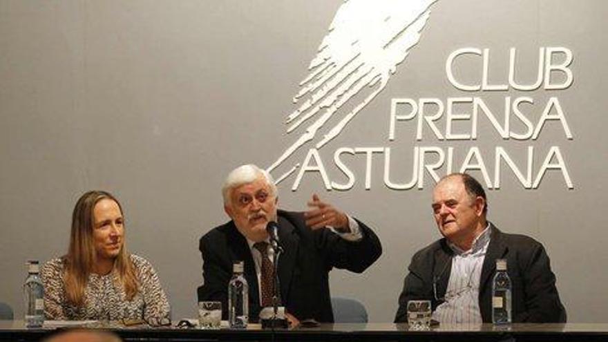 Marta Magadán, José Girón y Antonio Masip, ayer, en el Club.