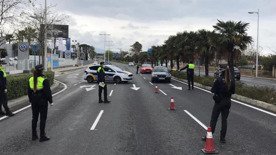 Imagen de uno de los controles de la Policía Local hoy lunes en Alicante.