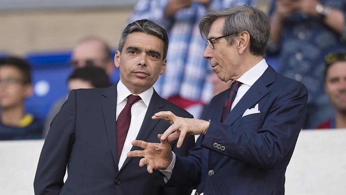 Albert Soler, director de deportes profesionales del Barça, y Ariedo Braida, asesor internacional de fútbol, en el palco del Camp Nou.