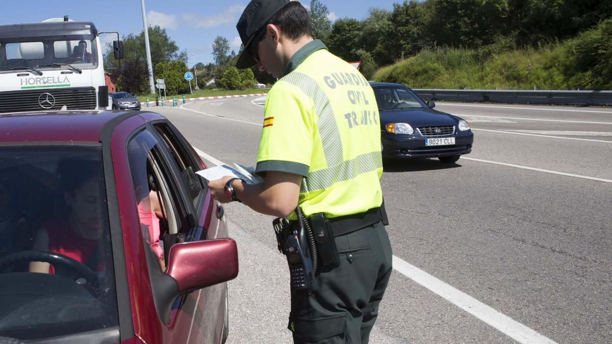 Multado con 500 euros por llevar la baliza V-16, pero no portar el documento obligatorio en caso de avería: la Guardia Civil vigila a los coches asturianos