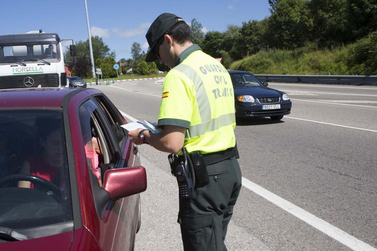 UN GUARDIA CIVIL, REALIZANDO UN CONTROL DE TRAFICO EN LA ROTONDA DE LA PIXARRA DE OVIEDO-