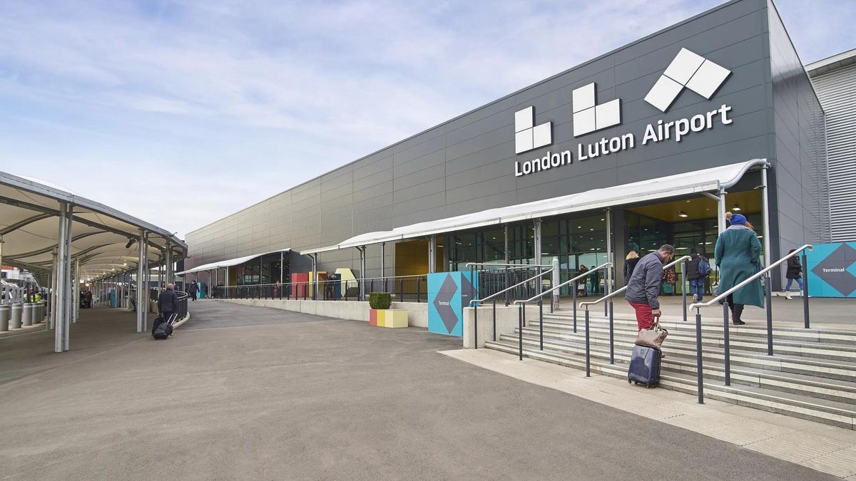 El aeropuerto de Luton, propiedad al 51% de Aena