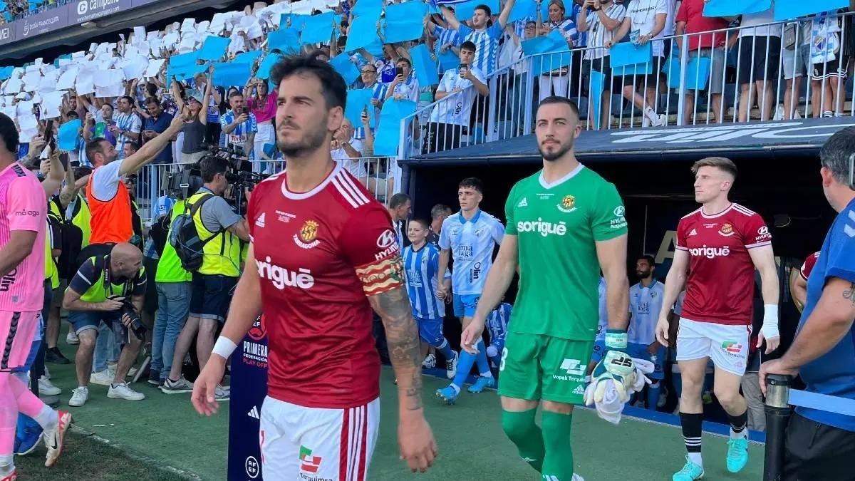 Los jugadores del Nàstic saliendo al campo antes del duelo contra el Málaga