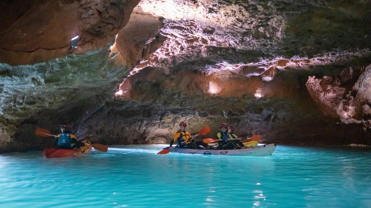 Ruta en kayak por las Coves de Sant Josep, en la Vall d’Uixó.