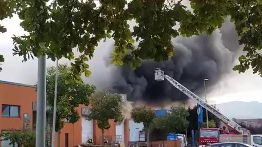 Un incendi crema part d'una fusteria a Olot i amenaça una benzinera del costat