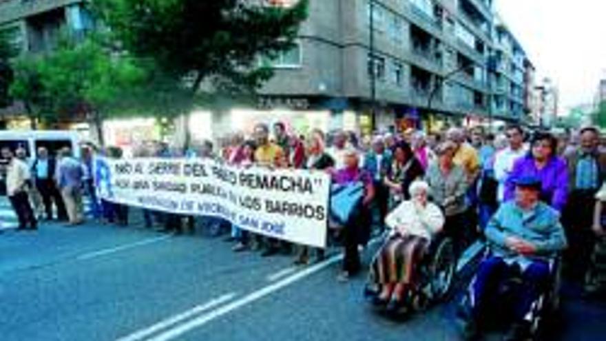 Miles de personas rechazan el cierre del servicio de radiología