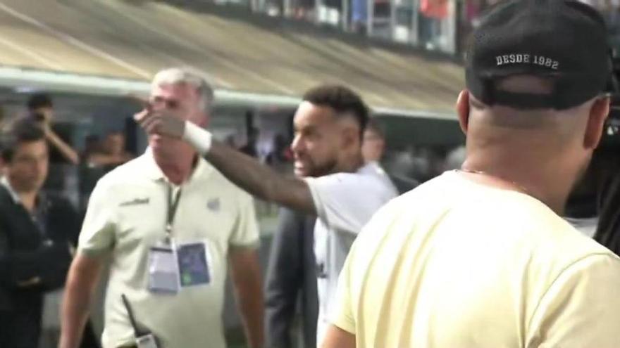 Neymar encarándose con la grada en Brasil