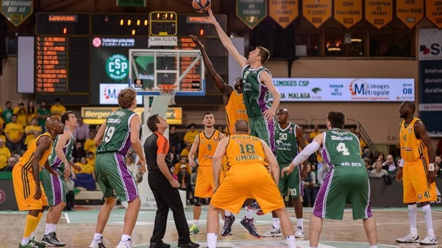 El salto inicial del partido, ayer en Limoges, donde regresó el Unicaja tras 14 años.