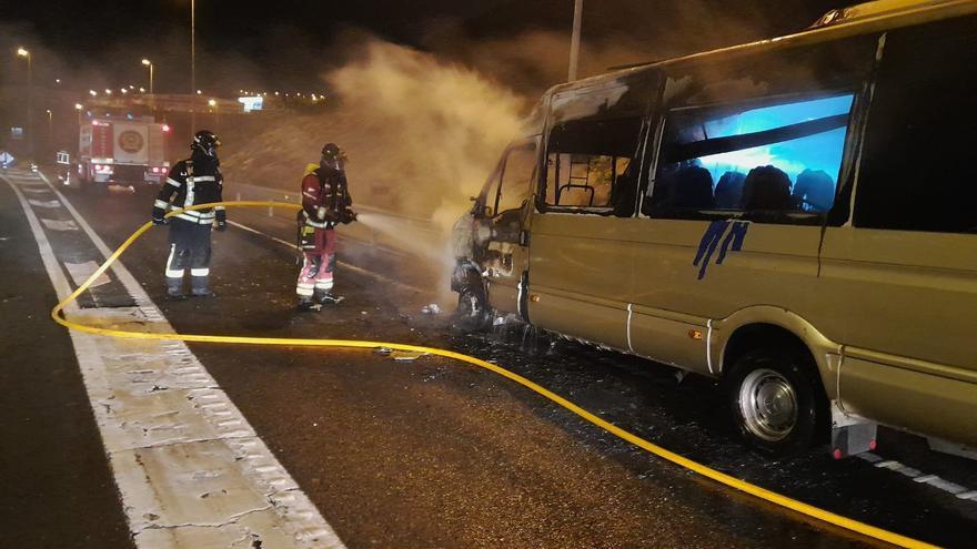 El incendio de una microguagua causa estragos a la salida de Las Palmas de Gran Canaria