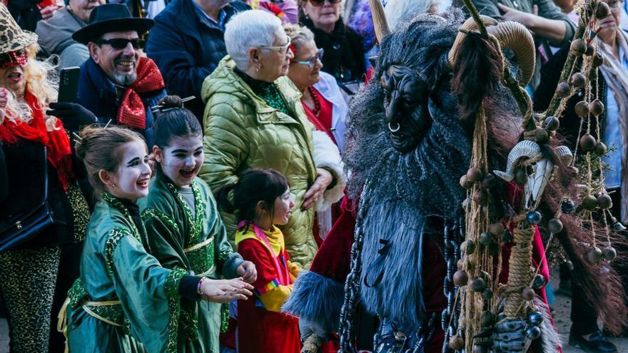 Coplas satíricas y disfraces en la Romaría de San Blas, en Veiga