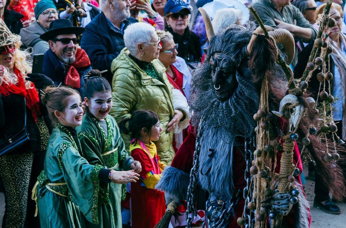 Coplas satíricas y disfraces en la Romaría de San Blas, en Veiga  | LOC
