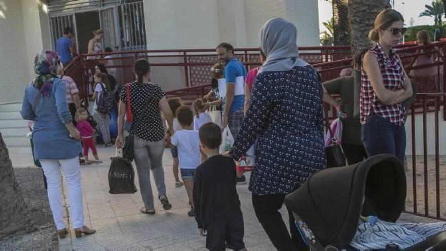 Alumnos y padres ayer por la mañana en el colegio 37, que empezó a funcionar en Elche.