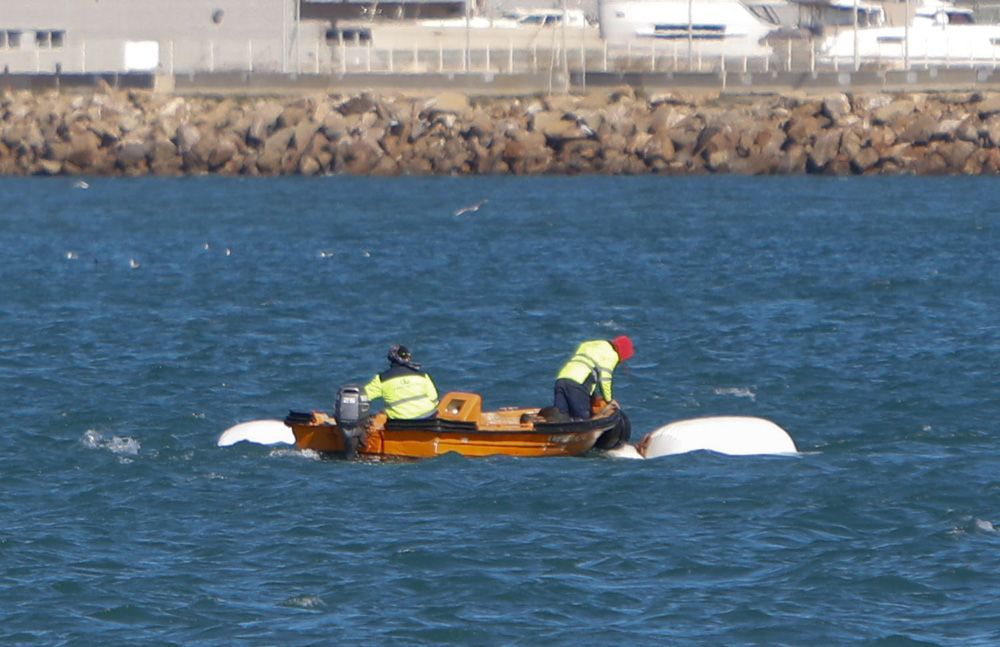 Rescate de las anclas del buque de Greenpeace en el puerto de Sagunt.