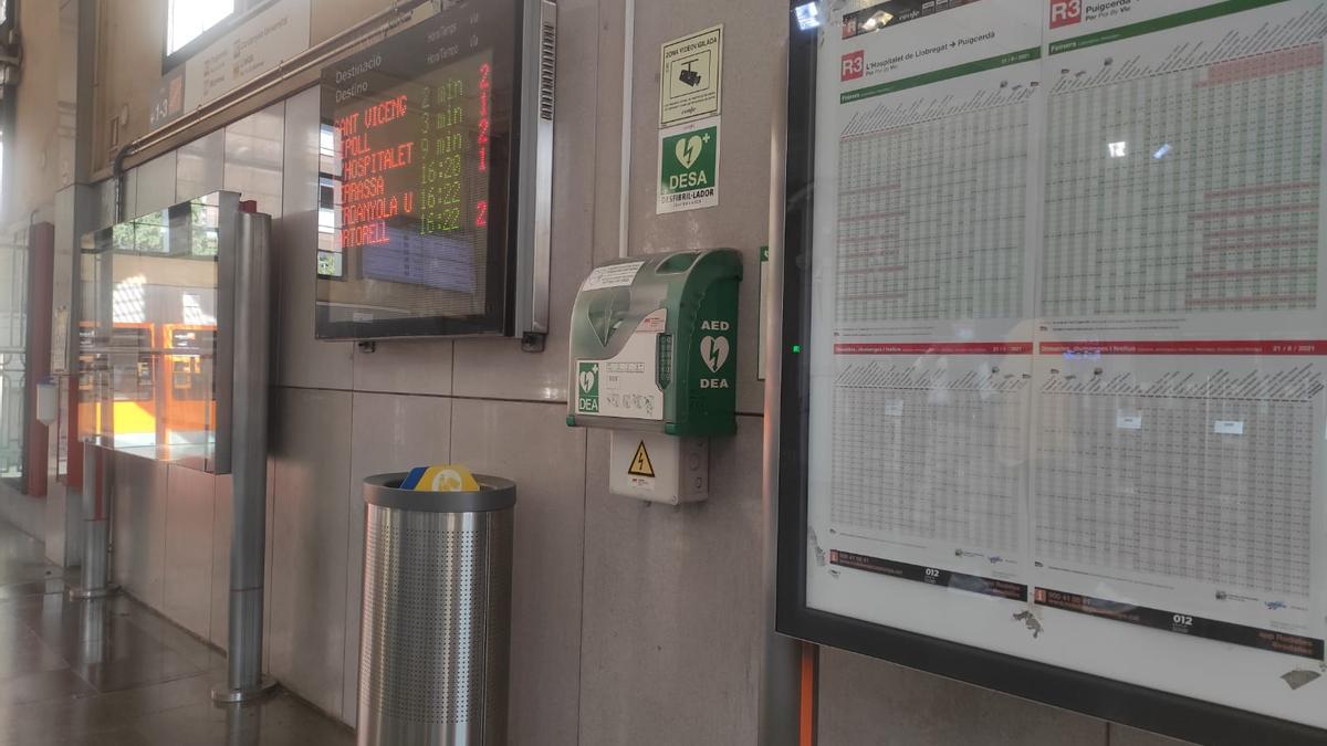 Desfibrilador en la estación de Sant Andreu Arenal