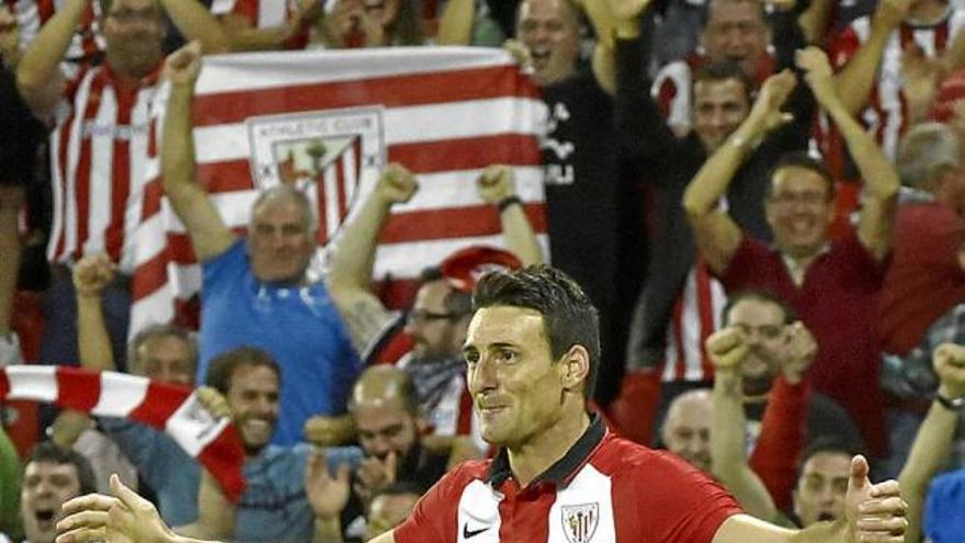 Aduriz celebra el seu segon gol, envoltat per l&#039;eufòria dels aficionats