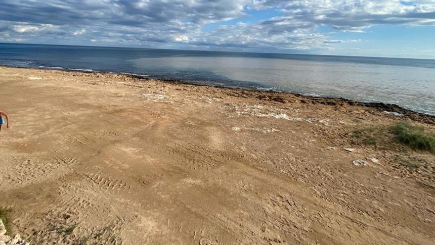 Imagen del sur de la playa de Los Locos en la que se observa el contraste del agua del mar con el vertido marrón/ Foto Tony Sevilla
