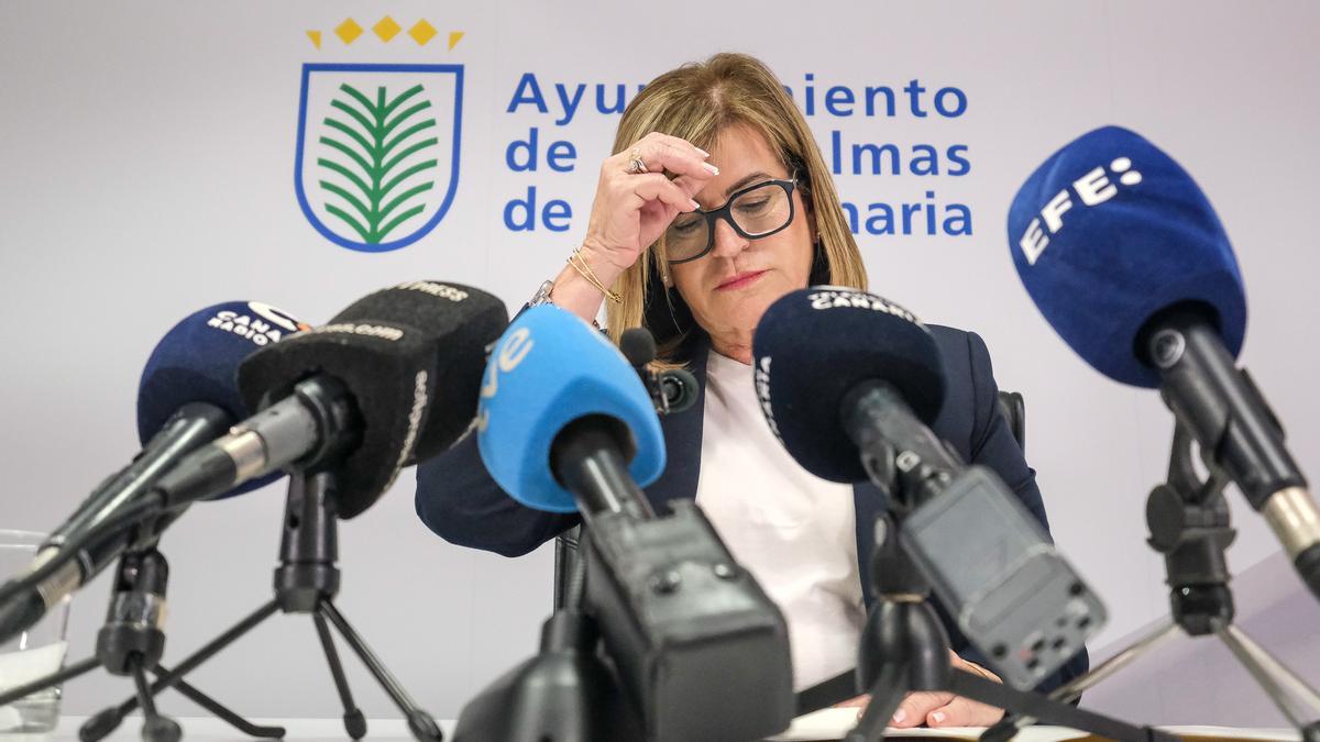 Inmaculada Medina se lleva la mano a la cabeza para colocarse el cabello durante la comparecencia en la que anunció su dimisión, este lunes, en las Oficinas Municipales.
