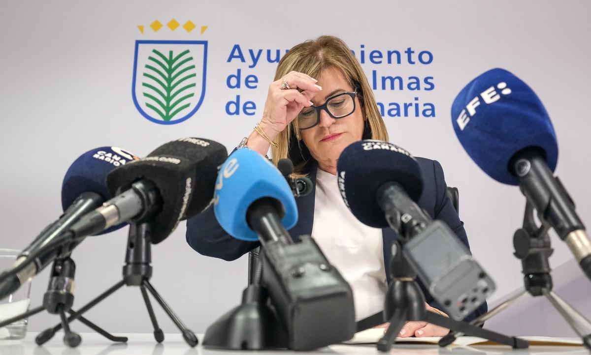 Inmaculada Medina se lleva la mano a la cabeza para colocarse el cabello durante la comparecencia en la que anunció su dimisión, este lunes, en las Oficinas Municipales.