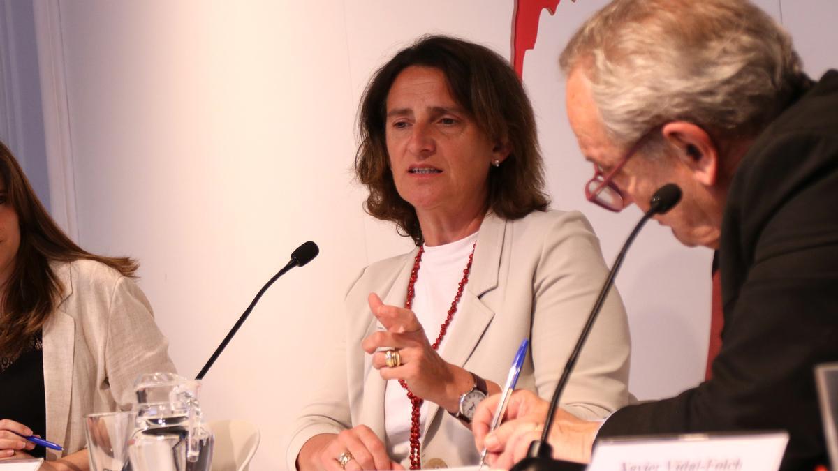 La vicepresidenta de la Comisión Europea Teresa Ribera, durante el acto de este lunes en el Col·legi de Periodistes de Barcelona.