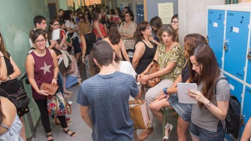 Opositores docentes en Alicante en una convocatoria anterior de Educación.