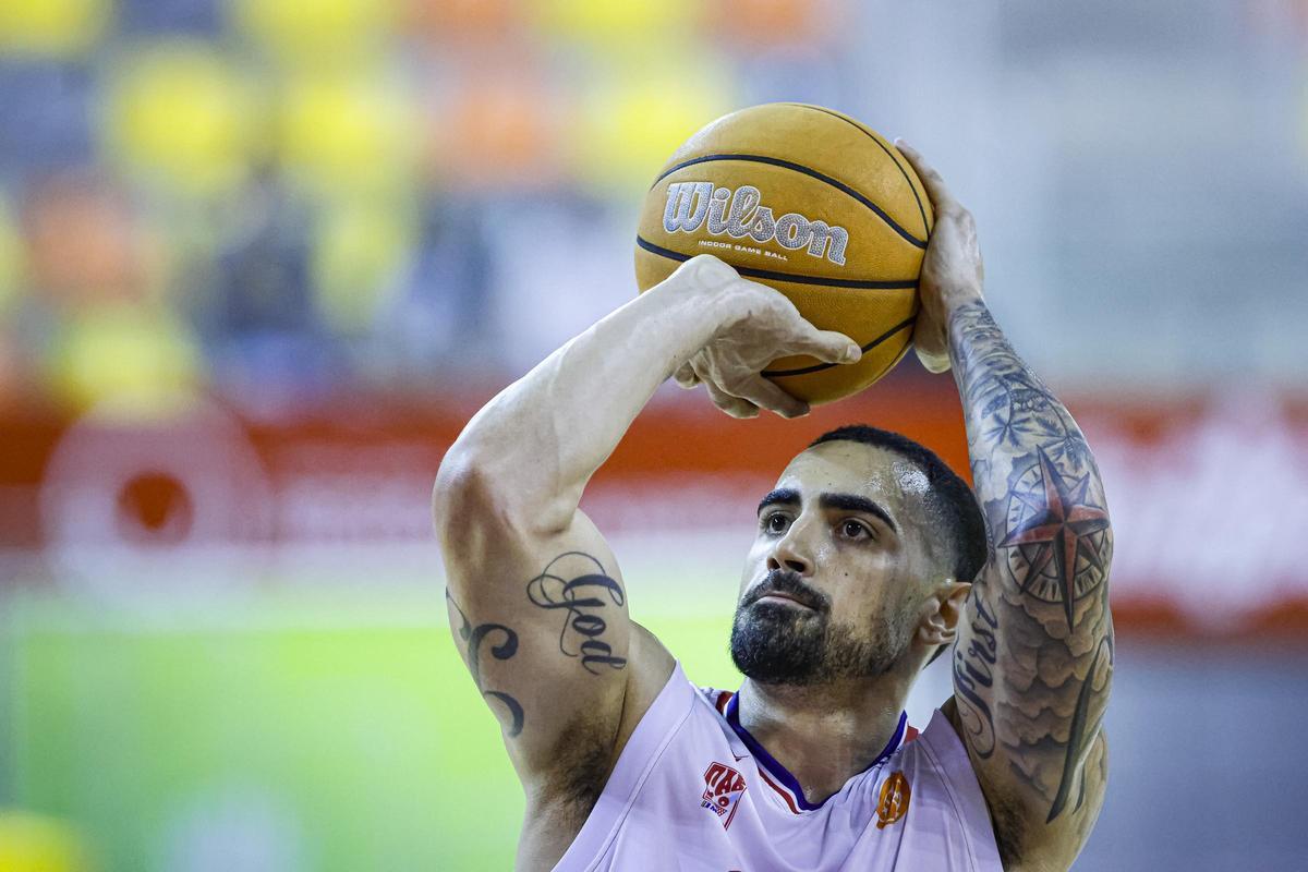 Yunio Barrueta lanza a canasta.