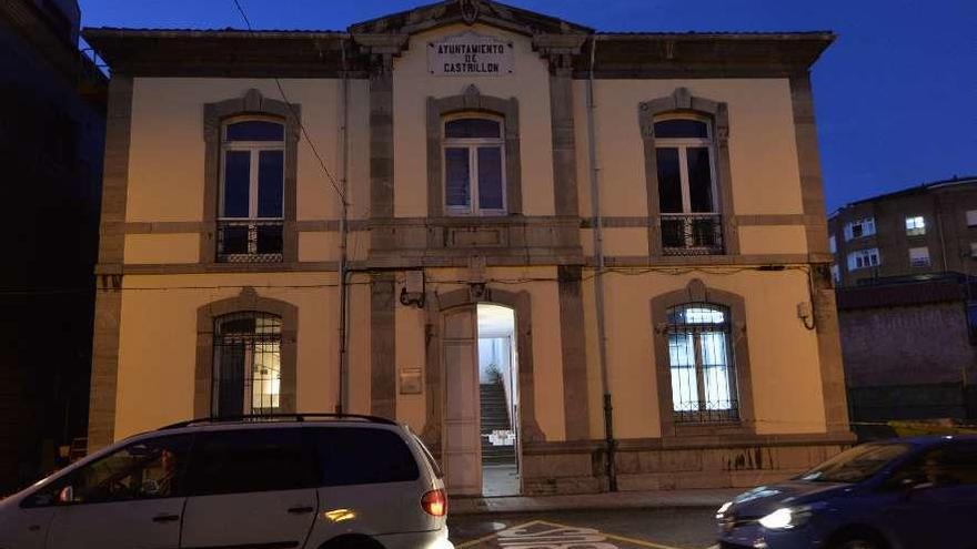 Exterior de la biblioteca de Piedras Blancas, ayer por la tarde.