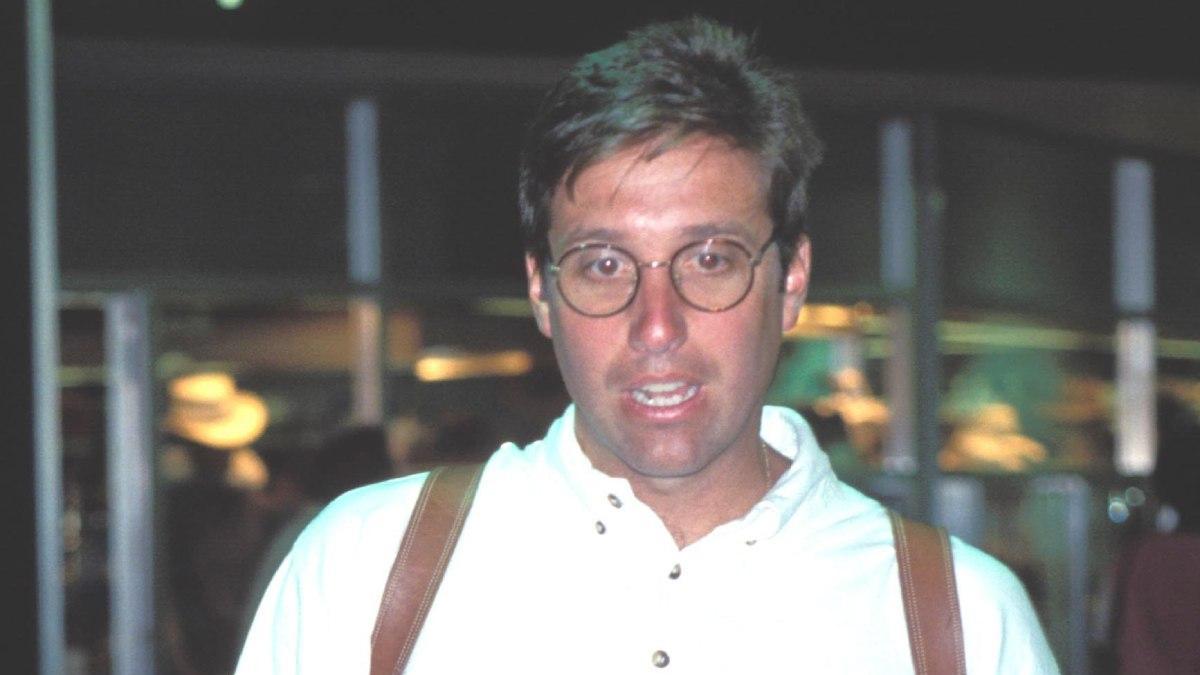EMILIO ARAGON ''MILIKI'' CON HIJO EMILIO ARAGON ''MILIKITO'' EN AEROPUERTO DE MIAMI DECADA 1990