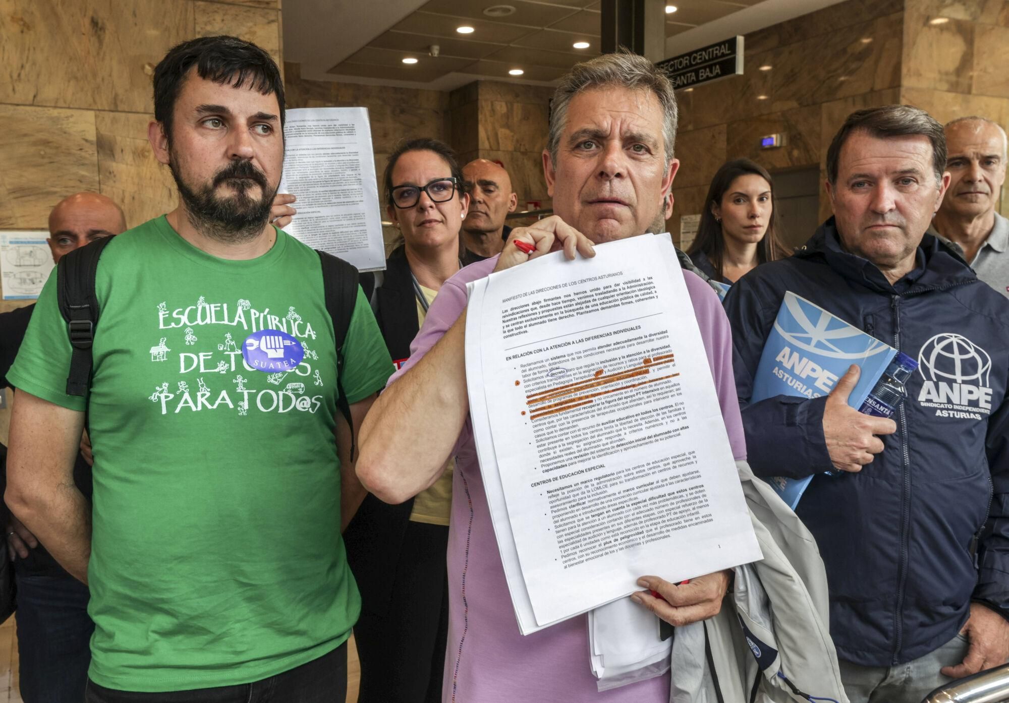 Concentración de los profesores durante la reunión de sindicatos y Principado