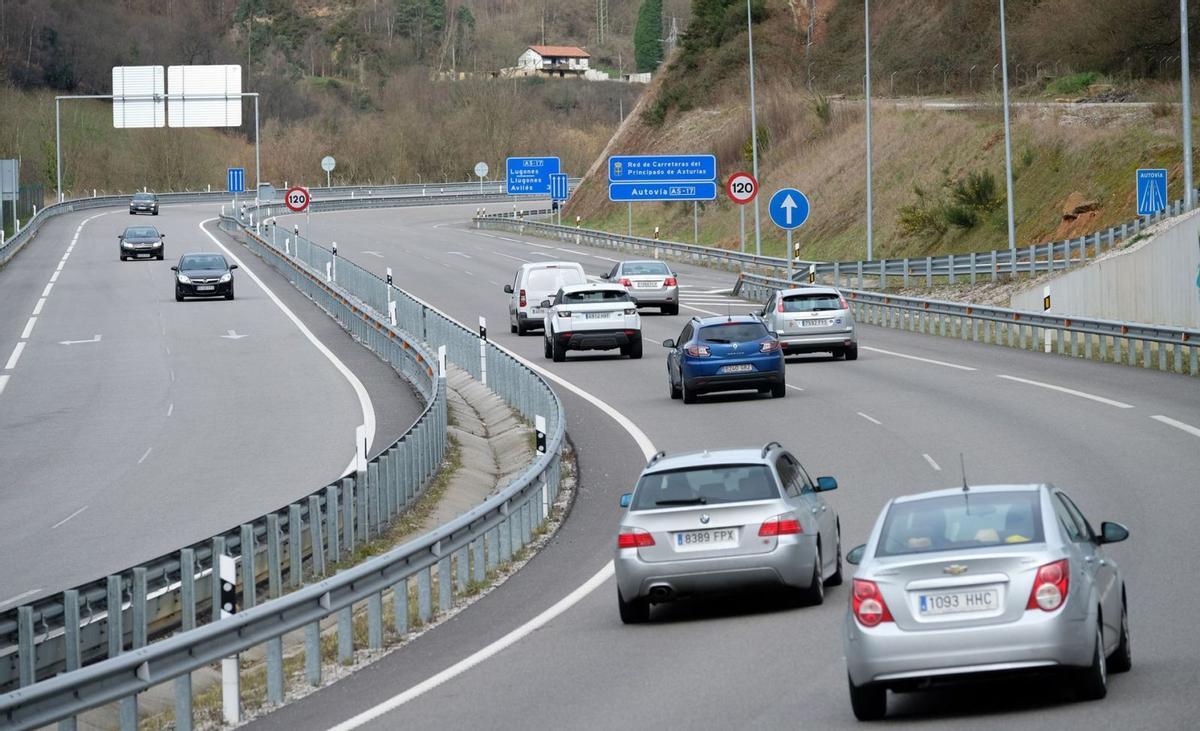 Coches circulando en la autovía de los túneles de Riaño. |