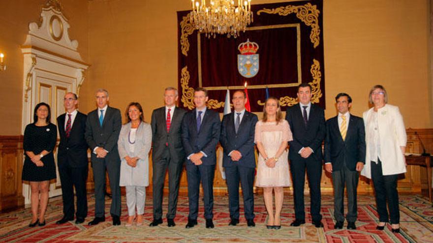 Feijóo posa, esta mañana, con los miembros del Gobierno gallego tras su remodelación. / Xoán Álvarez
