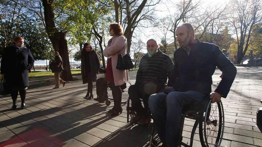 Participantes en la visita guiada por el casco histórico, ayer, en el parque del Muelle.