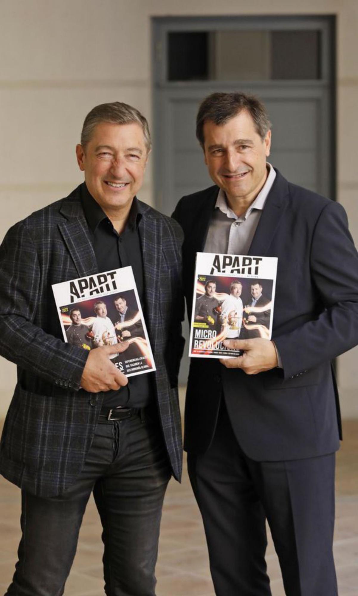 Joan i Josep Roca amb sengles exemplars de la revista Apart, que han dirigit, la setmana passada a Girona