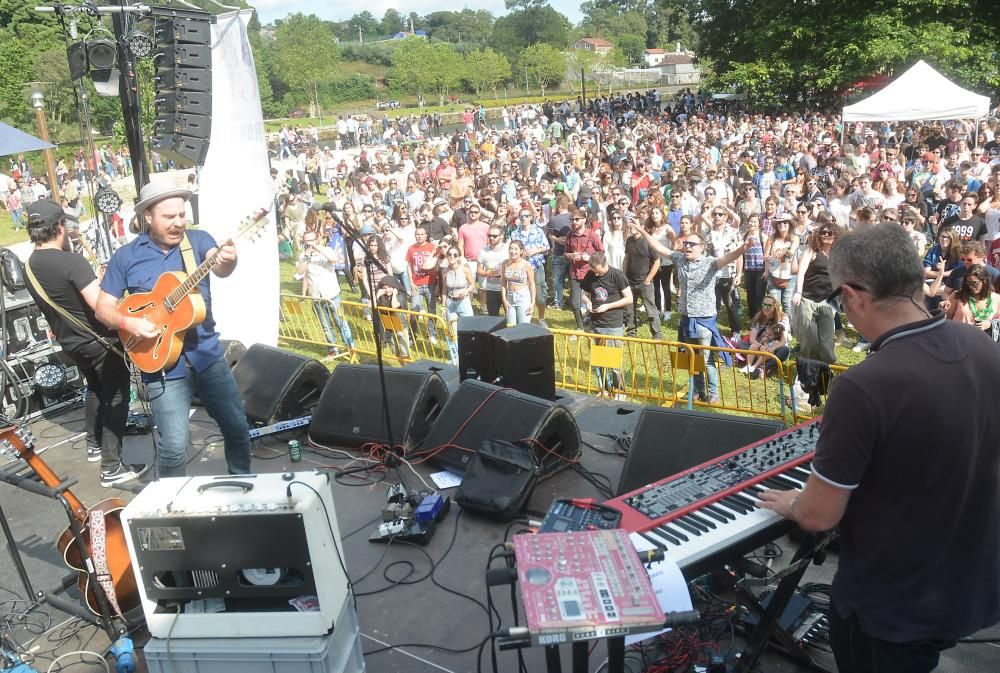 El festival congregó ayer en A Illa das Esculturas a miles de personas para disfrutar de buena comida y la música de bandas como Novedades Carminha o Terbutalina