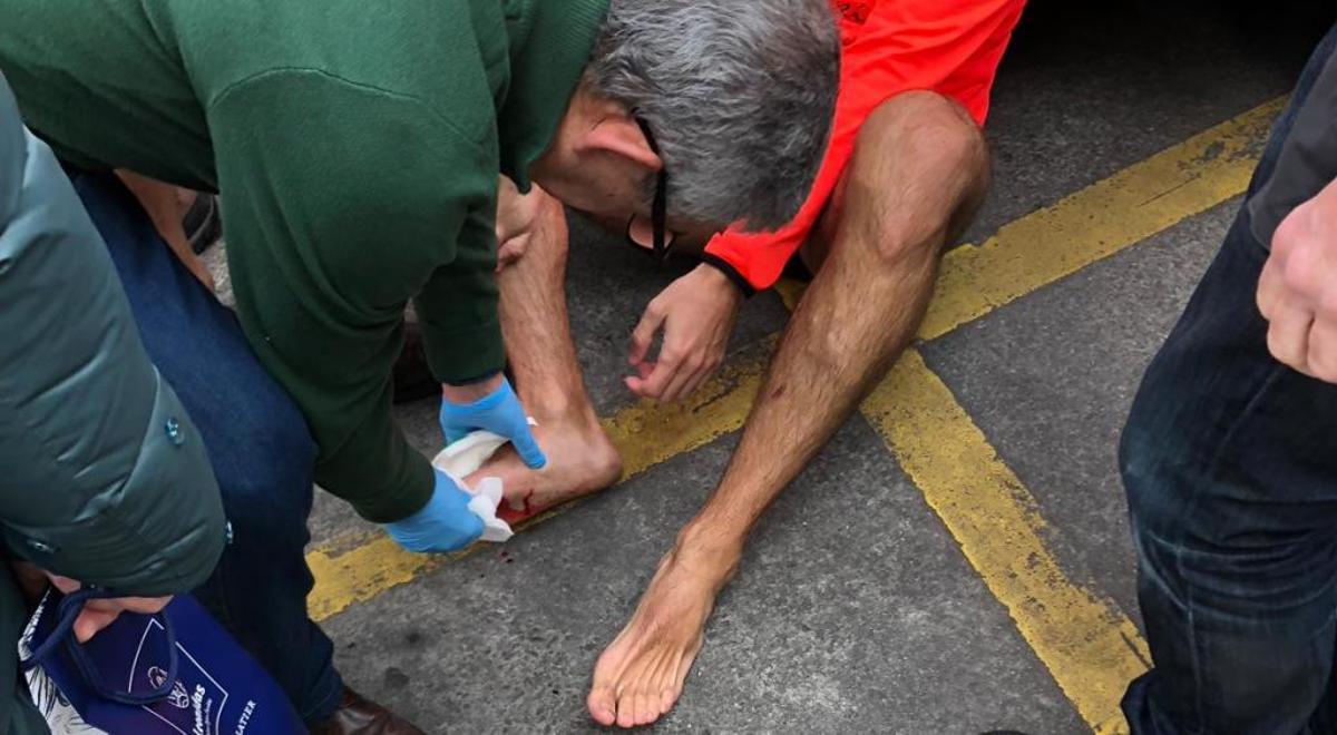 Caótica travesía a nado en Gijón: heridas y sangre en los pies de los nadadores que se cortaron con cristales arrojados al fondo del mar