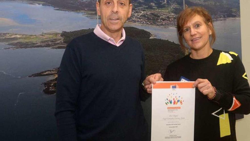 Luis Garrigós y María Concepción Pérez exhiben el certificado de la mención recibida. // Noé Parga