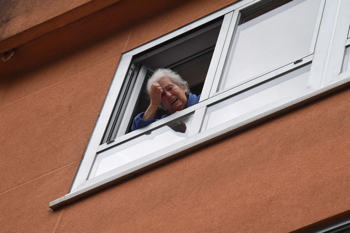 Carmen, en la ventana de su tercer piso junto al Gaucho Díaz.