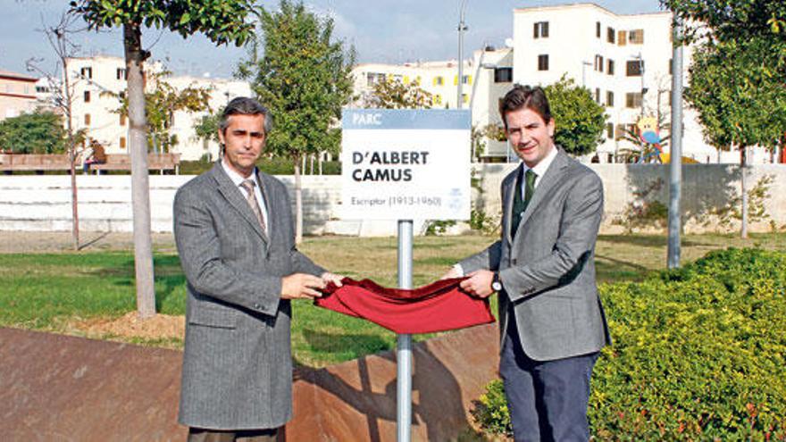 El cónsul de Francia y el concejal de Cultura descubren la placa que lleva el nombre de Albert Camus.