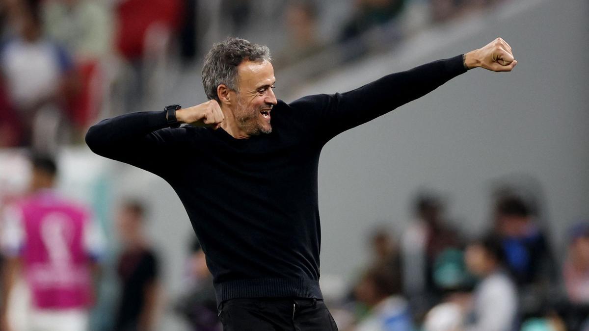 Luis Enrique celebra el cuarto gol, anotado por Ferran Torres