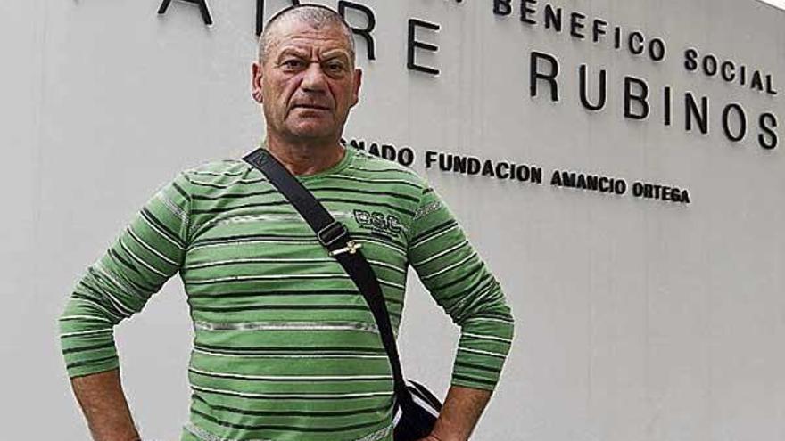 Javier Iglesias Fernández, ante la sede de Padre Rubinos. | víctor echave