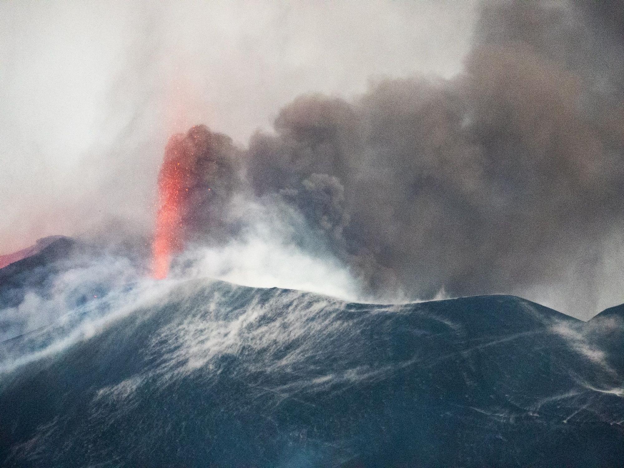 El volcán de La Palma continúa con su actividad explosiva