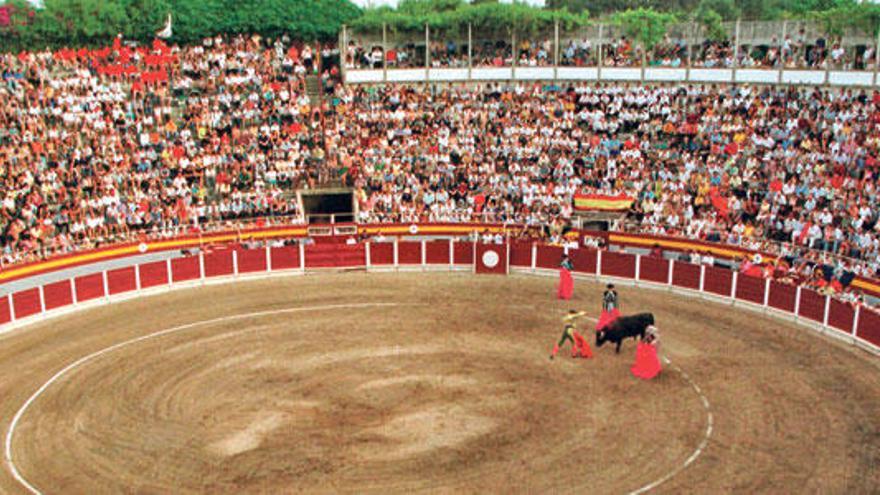 Imagen de la plaza de toros de Muro repleta de público durante una novillada.