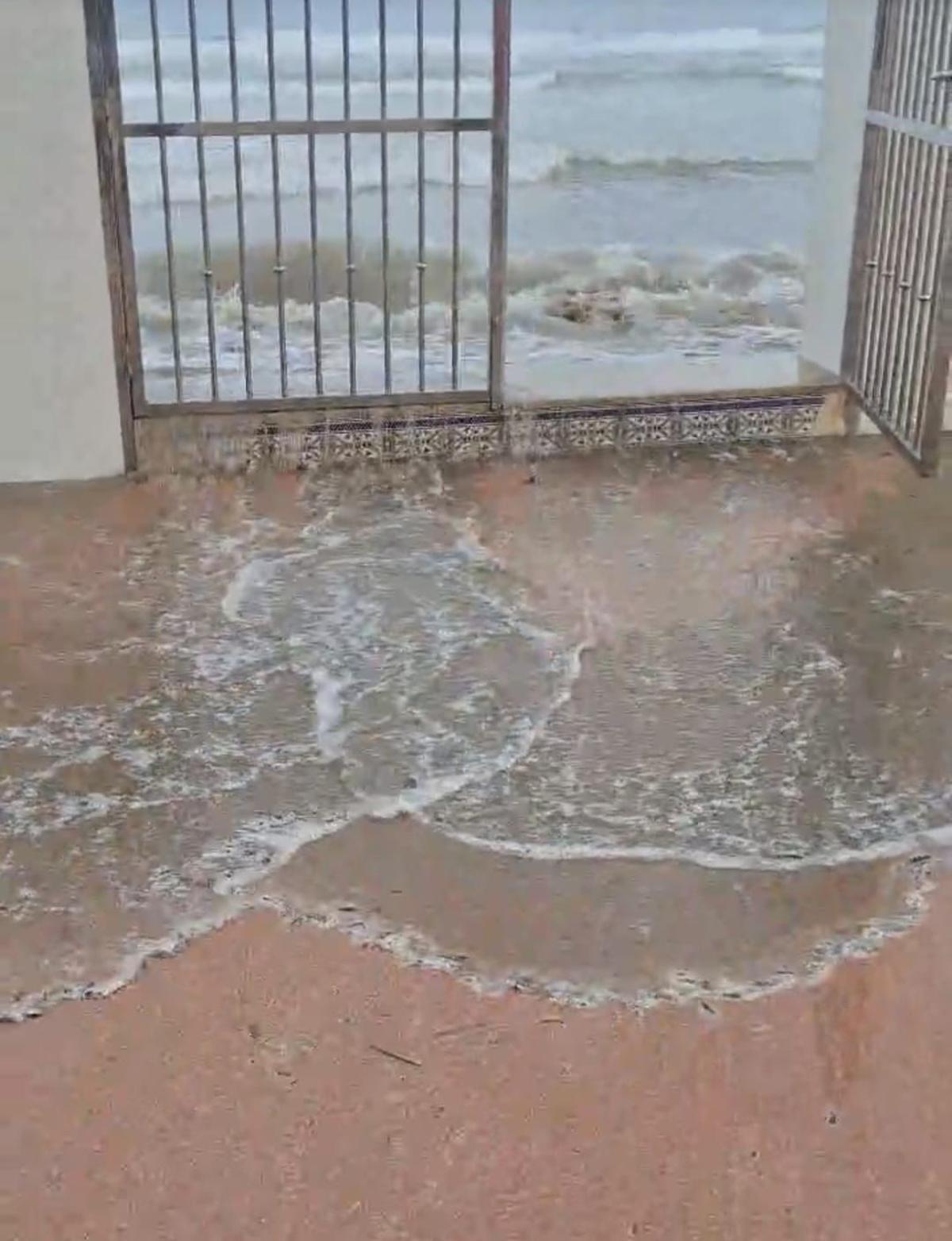 El agua entra en los apartamentos del Perellonet.