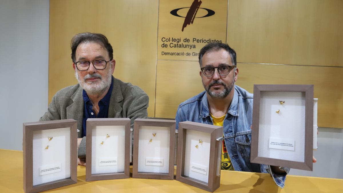 El president del Col·legi de Periodistes, Joan Ventura, amb l&#039;artista Jordi Mitjà.