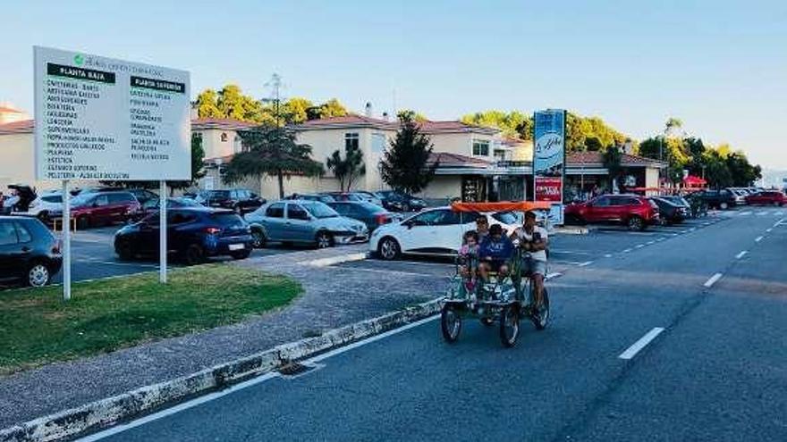 Comerciantes de O Redondo en la tarde de ayer. // Muñiz