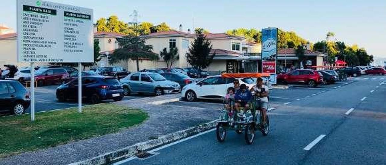 Comerciantes de O Redondo en la tarde de ayer. // Muñiz