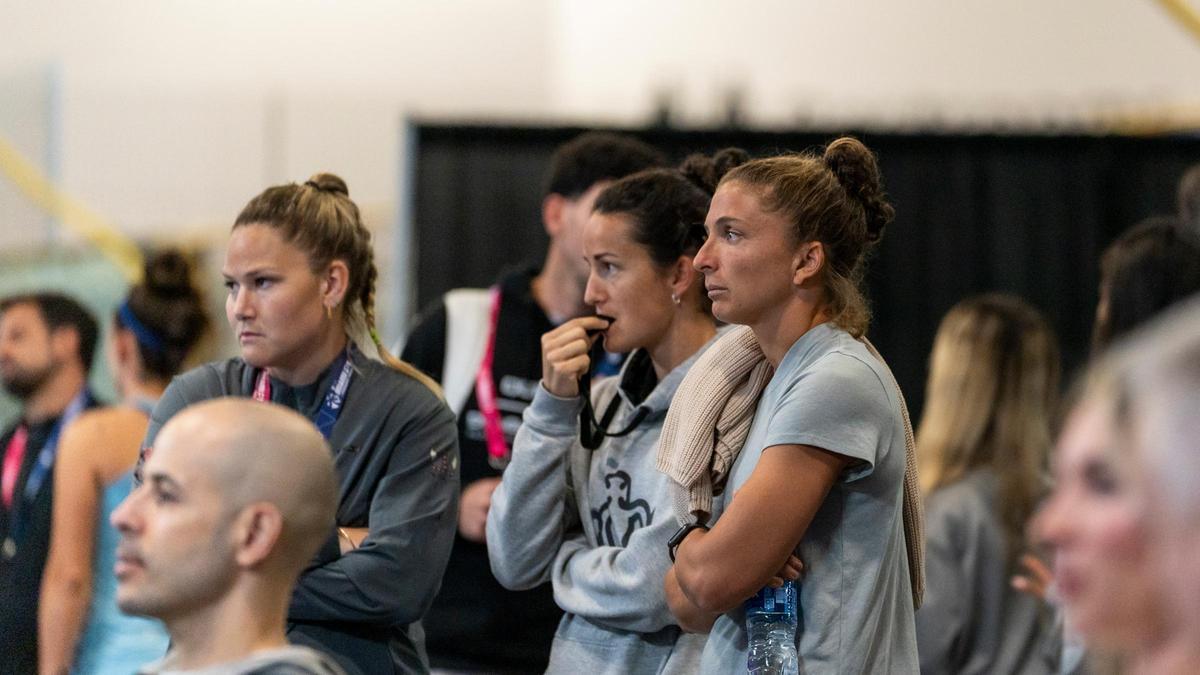 Sara Errani, atenta a la evolución de un partido junto a otras jugadoras