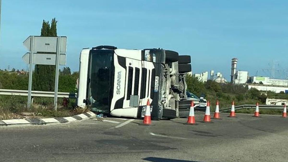 Camión volcado en Castellón
