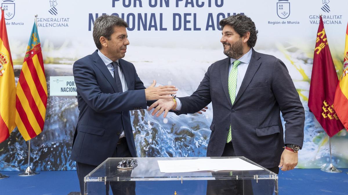 Carlos Mazón y Fernando López Miras, en la firma de un manifiesto para reivindicar un Pacto Nacional del Agua.