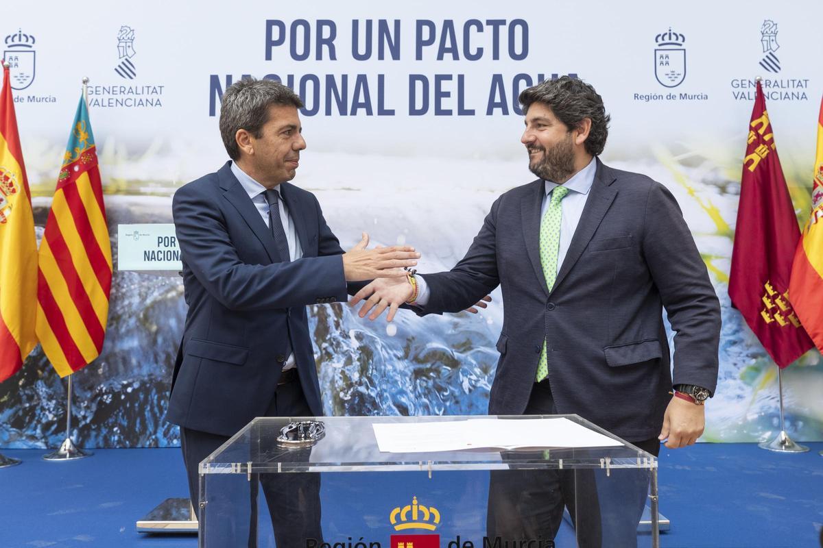 Carlos Mazón y Fernando López Miras, en la firma de un manifiesto para reivindicar un Pacto Nacional del Agua.